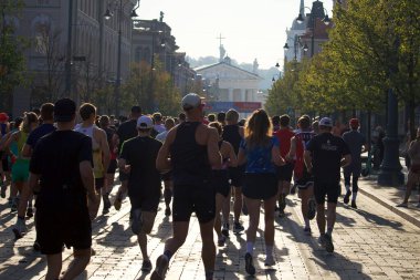 Şehir maratonuna katılanlar, 2024 yılının Eylül ayında Litvanya 'nın Vilnius kentinin sokaklarında arkalarından koşarken görülüyor. Yüksek kalite fotoğraf