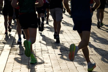 2024 yılının Eylül sabahında Litvanya 'nın Vilnius caddelerinde koşan şehir maratonunun gölgeleri. Yüksek kalite fotoğraf