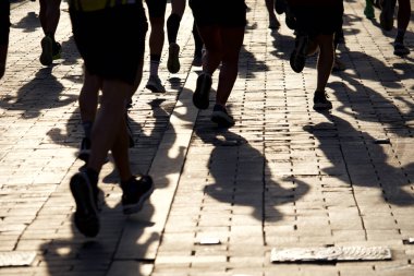 2024 yılının Eylül sabahında Litvanya 'nın Vilnius caddelerinde koşan şehir maratonunun gölgeleri. Yüksek kalite fotoğraf