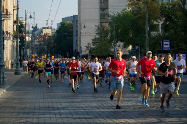 2024 yılının Eylül sabahı Litvanya 'nın Vilnius caddelerinde koşan şehir maratonu katılımcıları. Yüksek kalite fotoğraf