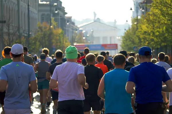 Şehir maratonuna katılanlar, 2024 yılının Eylül ayında Litvanya 'nın Vilnius kentinin sokaklarında arkalarından koşarken görülüyor. Yüksek kalite fotoğraf
