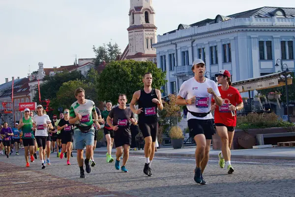 2024 yılının Eylül sabahı Litvanya 'nın Vilnius caddelerinde koşan şehir maratonu katılımcıları. Yüksek kalite fotoğraf