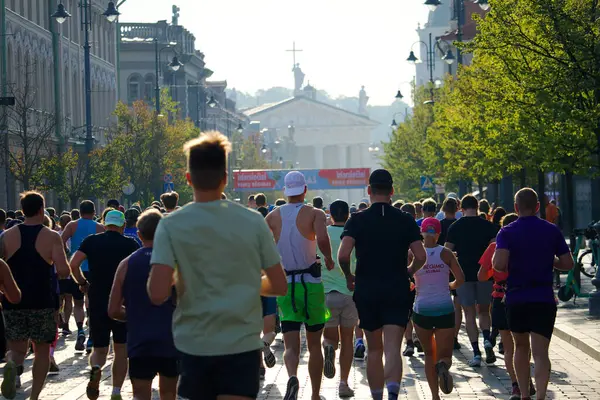 Şehir maratonuna katılanlar, 2024 yılının Eylül ayında Litvanya 'nın Vilnius kentinin sokaklarında arkalarından koşarken görülüyor. Yüksek kalite fotoğraf