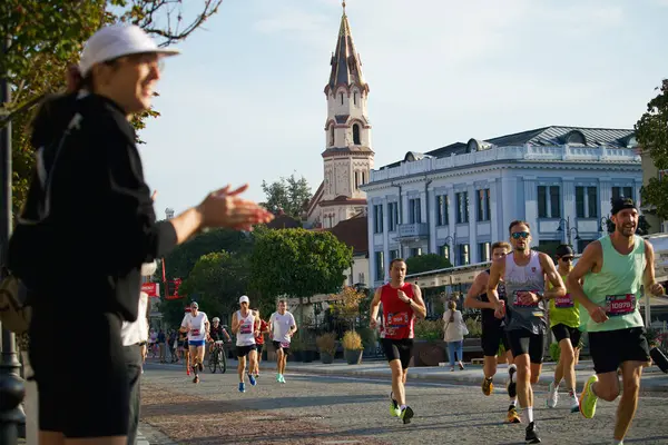 2024 yılının Eylül sabahı Litvanya 'nın Vilnius caddelerinde koşan şehir maratonu katılımcıları. Yüksek kalite fotoğraf