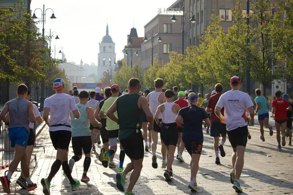 Şehir maratonuna katılanlar, 2024 yılının Eylül ayında Litvanya 'nın Vilnius kentinin sokaklarında arkalarından koşarken görülüyor. Yüksek kalite fotoğraf