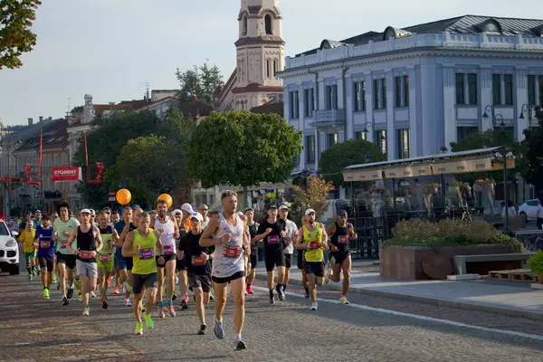 2024 yılının Eylül sabahı Litvanya 'nın Vilnius caddelerinde koşan şehir maratonu katılımcıları. Yüksek kalite fotoğraf