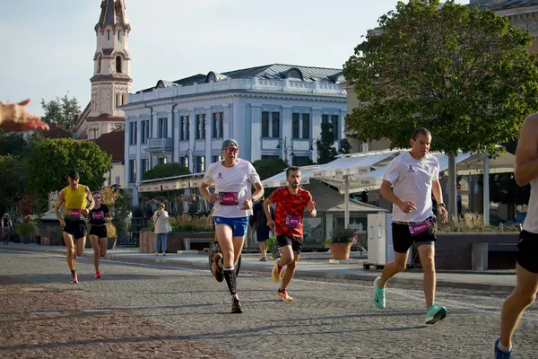 2024 yılının Eylül sabahı Litvanya 'nın Vilnius caddelerinde koşan şehir maratonu katılımcıları. Yüksek kalite fotoğraf