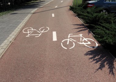 Litvanya, Vilnius 'taki kırmızı bisiklet yolunda bisiklet yolu tabelası. Yüksek kalite fotoğraf