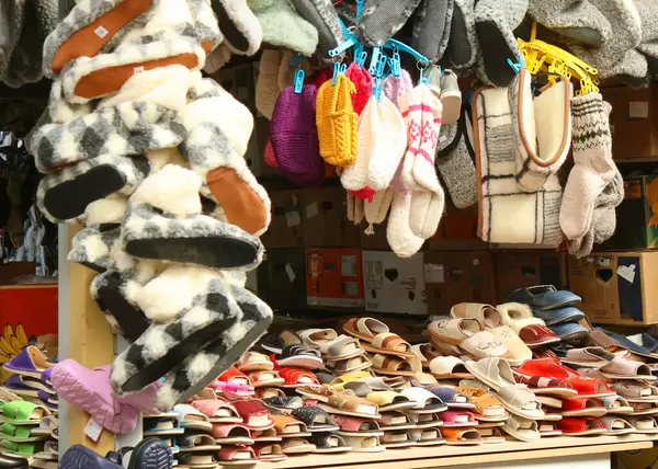 Markette renkli kadın kıyafetleri ve ayakkabıları var. Çeşitli kıyafetlerin, desenli elbiselerin, bornozların, günlük kıyafetlerin olduğu bir pazar. - Evet. Yüksek kalite fotoğraf