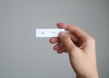 Ellerdeki antijen covid testi negatif çıktı. Bu da kişiye virüs bulaşmadığı ve tedaviye ihtiyacı olmadığı anlamına geliyor. Yüksek kalite fotoğraf