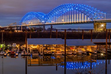 Mississippi Nehri 'ni geçen kuzey köprüsü Memphis, Tennessee ve Batı Memphis, Arkansas, I-40 eyaletler arası.