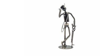 Fındık, cıvata ve kablodan yapılmış şapkasını deviren bir Kovboy heykeli..