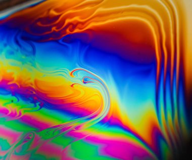 Sabun köpüğünden yansıyan ışığın canlı gökkuşağı renk efekti