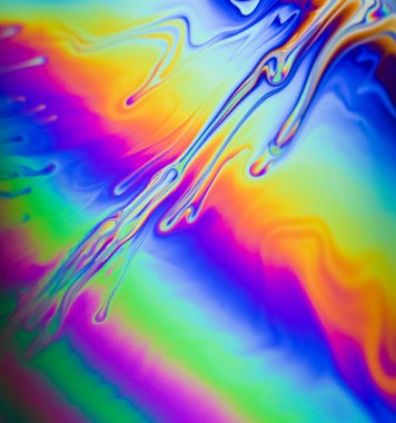 Sabun köpüğünden yansıyan ışığın canlı gökkuşağı renk efekti