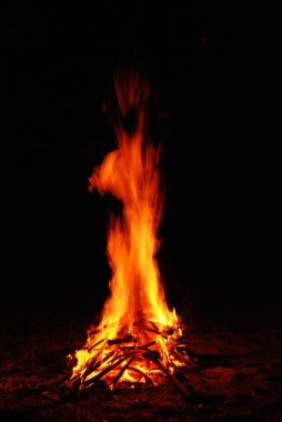 Siyah arkaplanda izole edilmiş alevler