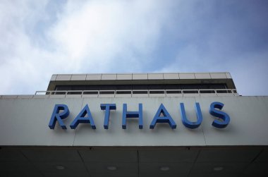 Troisdorf, Almanya. Alman orta büyüklükteki şehri Troisdorf 'un belediye binasının girişi. 5 Mayıs 2024