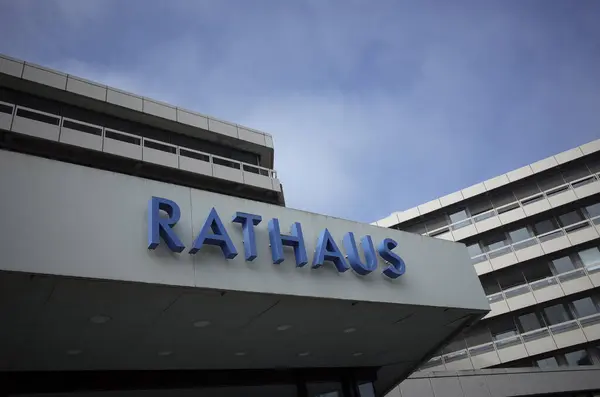 Troisdorf, Almanya. Alman orta büyüklükteki şehri Troisdorf 'un belediye binasının girişi. 5 Mayıs 2024