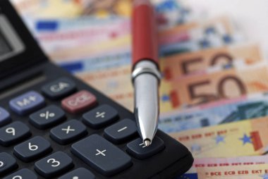 Tükenmez kalem, Euro banknotları ve hesap makinesi