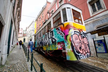 Lizbon, Portekiz. Lizbon 'un merkezinde tipik bir tramvay. 21 Mart 2017