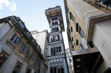 Lizbon, Portekiz. Santa Justa 'nın ünlü asansörü ortada. 21 Mart 2017