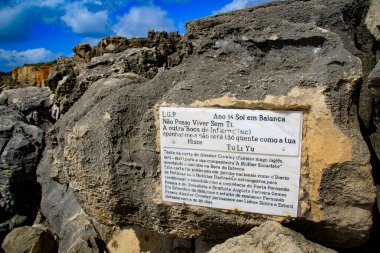 Cascais, Lizbon, Portekiz. Costa de Guia 'daki Atlantik kıyısındaki Boca de Inferno uçurumu manzarası. Burası, şair Guilherme de Faria ve İngiliz şair Aleister Crowley 'in intihar süsü vermesiyle dünyaca ünlü oldu.