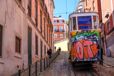 Lizbon, Portekiz. Lizbon 'un merkezinde tipik bir tramvay. 25 Mart 2017