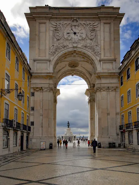 Lizbon, Portekiz. Rua Augusta alışveriş caddesi. Arco Rua Augusta ve Plaza de Comerico manzaralı. 24 Mart 2017
