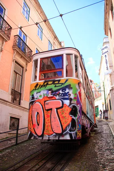 Lizbon, Portekiz. Lizbon 'un merkezinde tipik bir tramvay. 25 Mart 2017