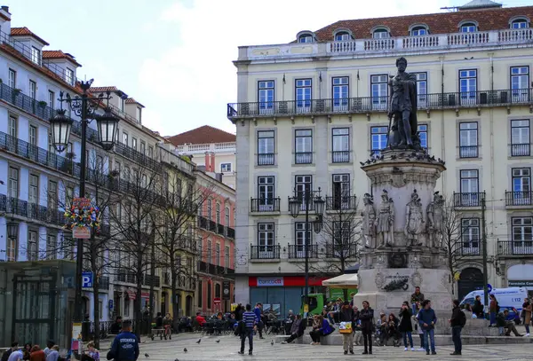 Lizbon, Portekiz. Barrio Alto 'daki Plaza de Luis de Camoes' da heykel. 25 Mart 2017