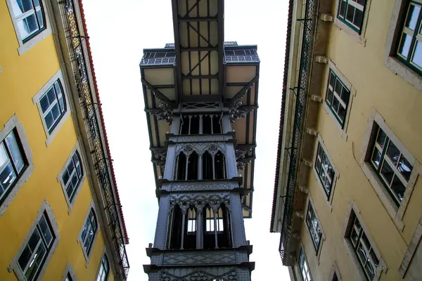 Lizbon, Portekiz. Santa Justa 'nın ünlü asansörü ortada. 28 Mart 2017
