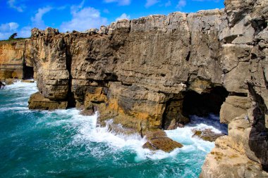 Cascais, Lizbon, Portekiz. Costa de Guia 'daki Atlantik kıyısındaki Boca de Inferno uçurumu manzarası. Burası, şair Guilherme de Faria ve İngiliz şair Aleister Crowley 'in intihar süsü vermesiyle dünyaca ünlü oldu.