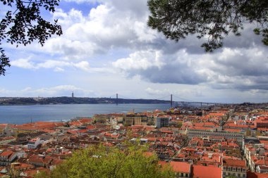 Lizbon, Portekiz. Lizbon üzerindeki Alfama bölgesindeki Sao Jorge Kalesi 'nden görüntü. 24 Mart 2017