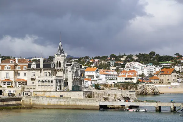 Cascais, Portekiz. Kumsaldan Cascais 'e kadar manzarayı izle. 22 Mart 2017