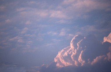 Meteroloji - doğal dramatik atmosferik bulut oluşumları- arka plan fikri