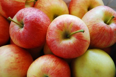 Bir pazar yerinde bir sürü taze elma