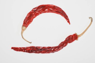 Beyaz üzerine izole edilmiş kırmızı biber konsepti