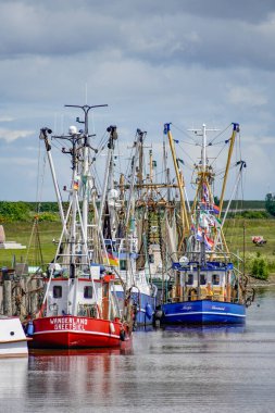 Almanya, Greetsiel. Greetsiel Limanı. Alman Doğu Frizya Kuzey Denizi kıyısındaki ünlü tatil beldesi. 23 Eylül 2022