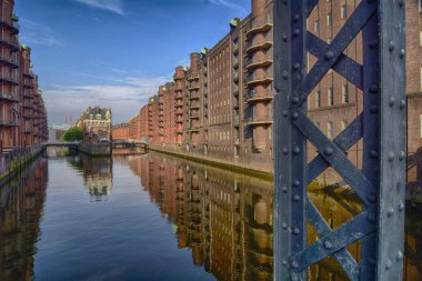 Almanya, Hamburg. Geleneksel ünlü Speicherstadt ticaret bölgesi üzerinden 10 Ağustos 2013