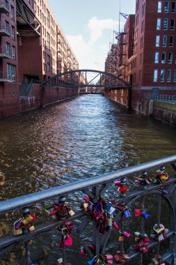 Almanya, Hamburg. Geleneksel ünlü Speicherstadt ticaret bölgesi üzerinden 10 Ağustos 2013