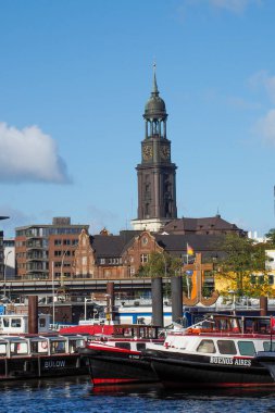 Hamburg-Almanya. Hamburg. Hamburg Landungsbruecken 'de yaz mevsimi. Sank Michaels kilisesi manzaralı. 10 Ağustos 2013