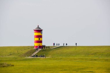 Almanya, Pilsum. Doğu Friesland 'daki Wadden Denizi' nde Pilsum 'un ünlü deniz feneri. 23 Eylül 2022