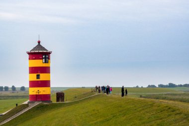 Almanya, Pilsum. Doğu Friesland 'daki Wadden Denizi' nde Pilsum 'un ünlü deniz feneri. 23 Eylül 2022