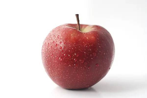 elma beyaz arkaplanda izole edildi