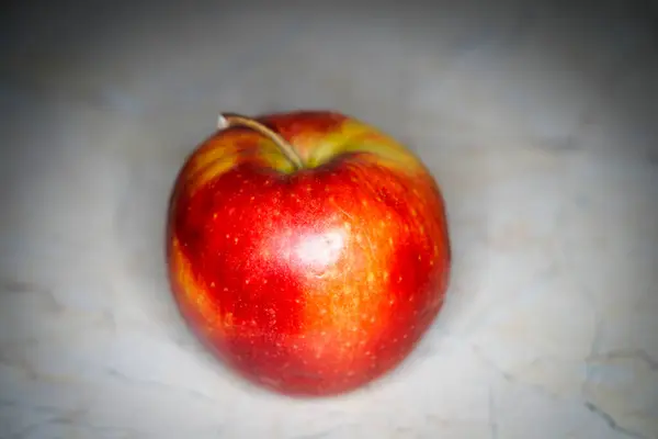 elma beyaz arkaplanda izole edildi