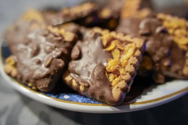 Tabaklara yerleştirilmiş Noel kurabiyeleri koleksiyonu