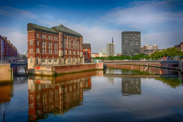 Almanya, Hamburg. Geleneksel ünlü Speicherstadt ticaret bölgesi üzerinden 10 Ağustos 2013