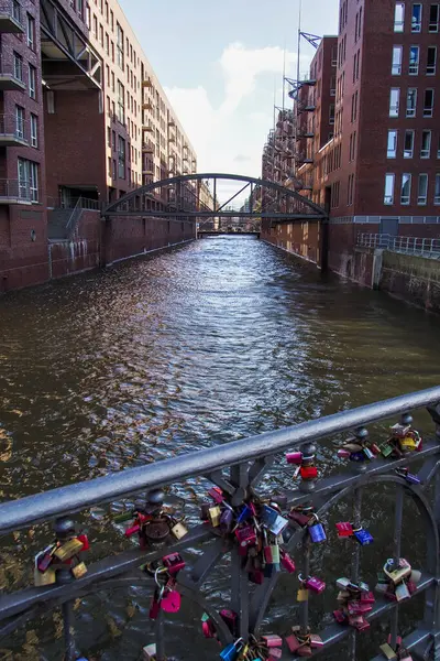 Almanya, Hamburg. Geleneksel ünlü Speicherstadt ticaret bölgesi üzerinden 10 Ağustos 2013