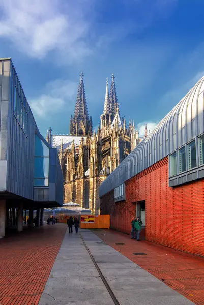 Almanya, Köln. Ludwig Müzesi tarafından çerçevelenmiş Köln Katedrali manzarası. 16 Kasım 2013