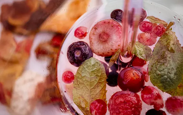 Taze meyveli bir kokteylin renkli konsept fotoğrafı