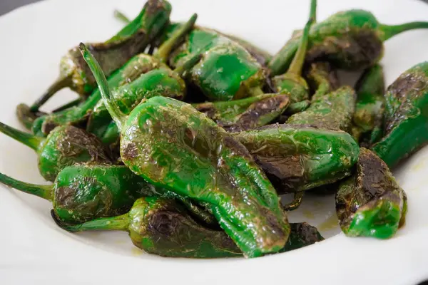 Pimientos de Padron. İspanya 'nın Galiçya eyaletinden kızartılmış biberden yapılan tipik tapa. 